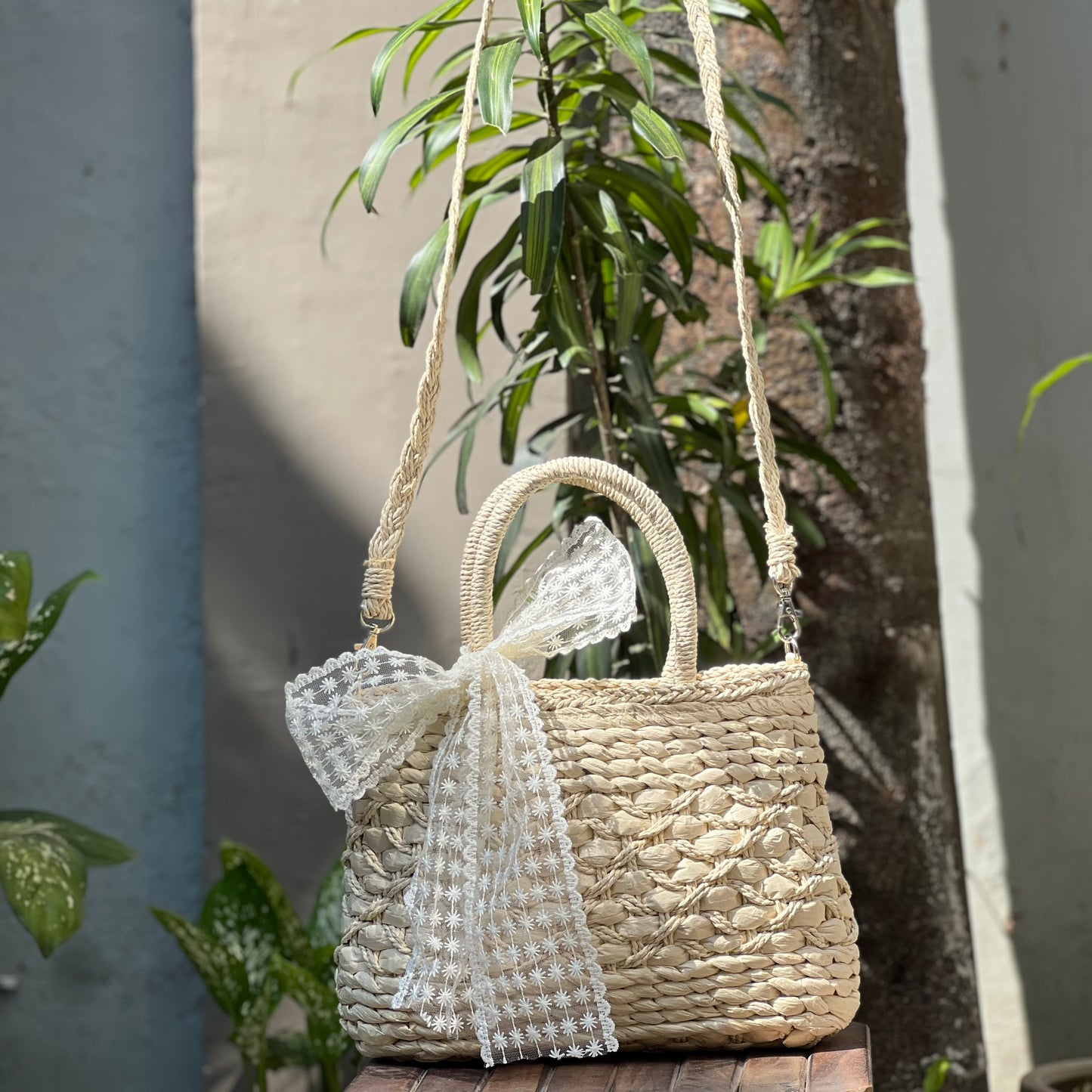 Straw bow bag